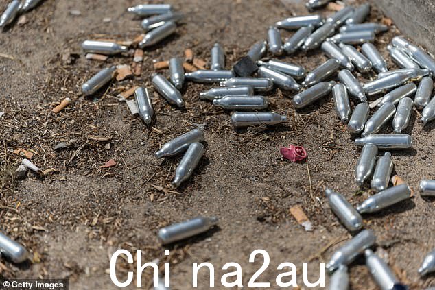 经常滥用药物会带来严重的健康风险,包括贫血,更严重的情况下会导致神经损伤或瘫痪