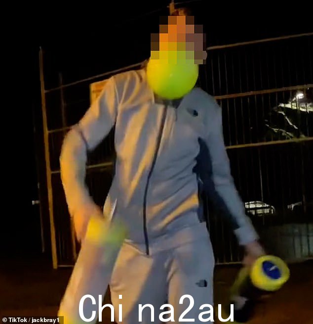 另一个社交媒体视频显示,一名穿着运动服的男子似乎在两个大毒气罐周围挥舞,嘴里还叼着一个充气气球