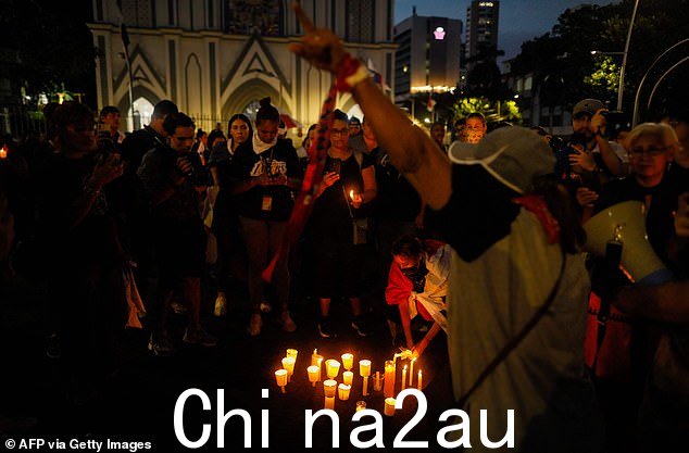 抗议者在周三晚上举行守夜活动,纪念周二被枪杀的两名教师和气候变化活动人士