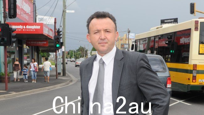 独立梅里贝克议员奥斯卡·伊尔德兹表示,自从他因反对加沙战争动议而开始收到死亡威胁以来,他“几乎没有睡觉”。图片:Matt Murphy/News Limited