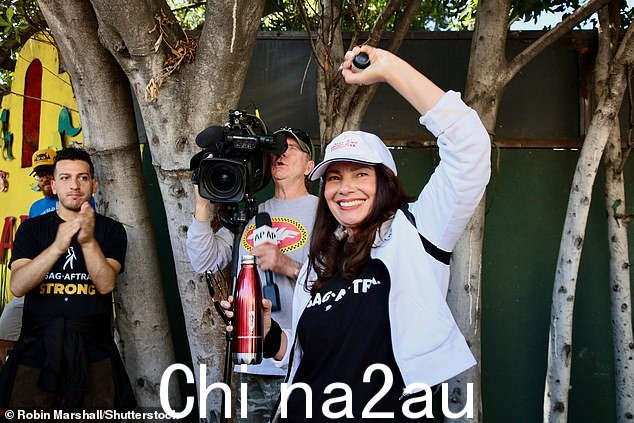 终于!表演者工会和电影电视制片人联盟之间为期两周的激烈谈判似乎在这场旷日持久的争端中取得了突破,并定于周四凌晨 12 点正式结束