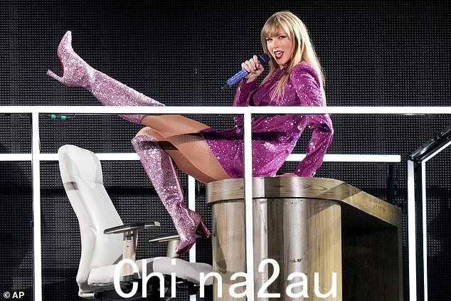 华丽!这位超级明星在演出期间以一系列迷人的造型让她崇拜的粉丝们兴奋不已