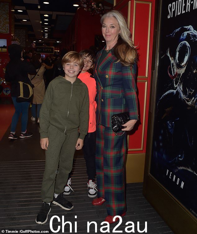古怪:塔玛拉·贝克维斯 (Tamara Beckwith) 穿着格子西装搭配宝石红鞋子参加活动