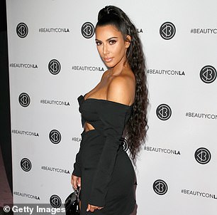 最近金·卡戴珊 (Kim Kardashian) 的头发图片显示,头发又短又脆,与她特有的饱满长发不同