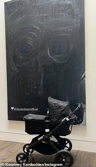 10 月 1 日,卡戴珊拍摄了一张哥特式全黑 Chrome Hearts 婴儿车的照片