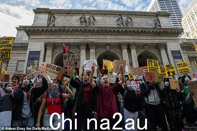 当天早些时候,数百名纽约市高中学生和老师走出课堂,表达对巴勒斯坦的支持