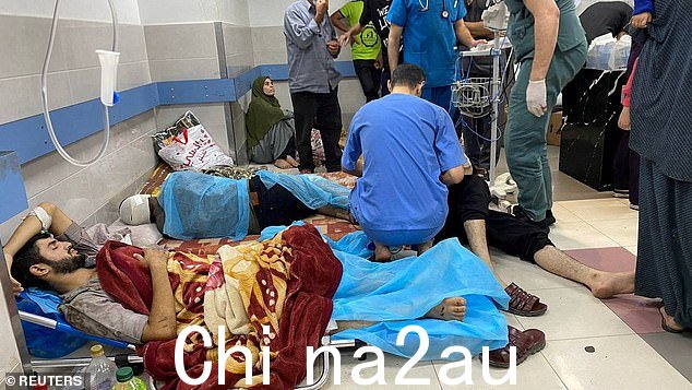 11 月 7 日,在以色列袭击中受伤的巴勒斯坦人在加沙城 Al Shifa 医院休息