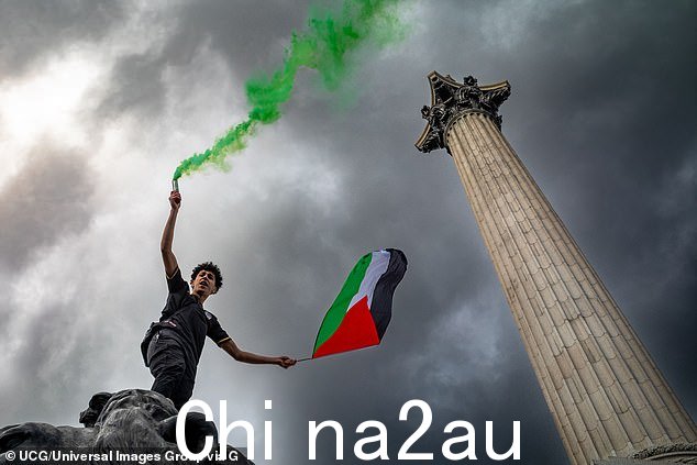 在过去的四个周六,街道和一些火车站被人们占领,高呼:“只有一种解决方案,起义革命”