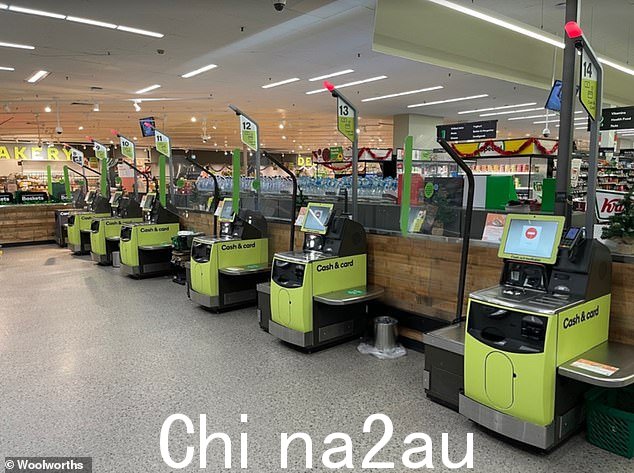 顾客在对酒精等有年龄限制的产品进行身份检查时遇到了困难,而其他人则抱怨称重机过于敏感。图为:文件图片