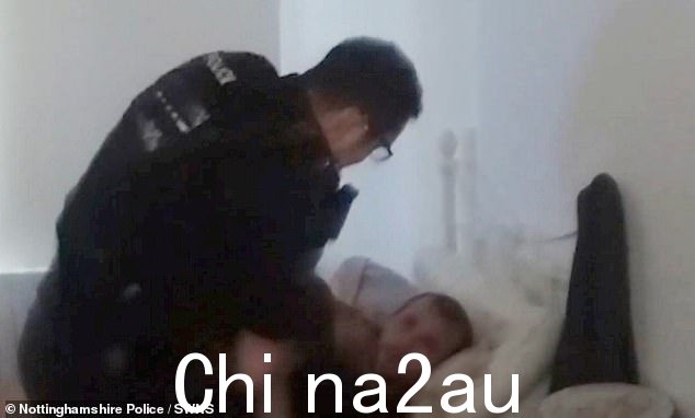 无耻小偷梅里特从一位骑着电动滑板车的老人那里偷了 1,000 多英镑后,在床上被警察抓获的那一刻
