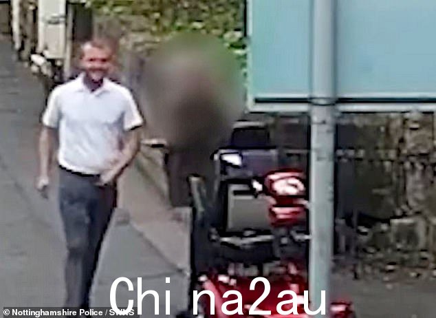 无耻小偷梅里特带着残疾养老金领取者现金走开的那一刻,脸上挂着笑容
