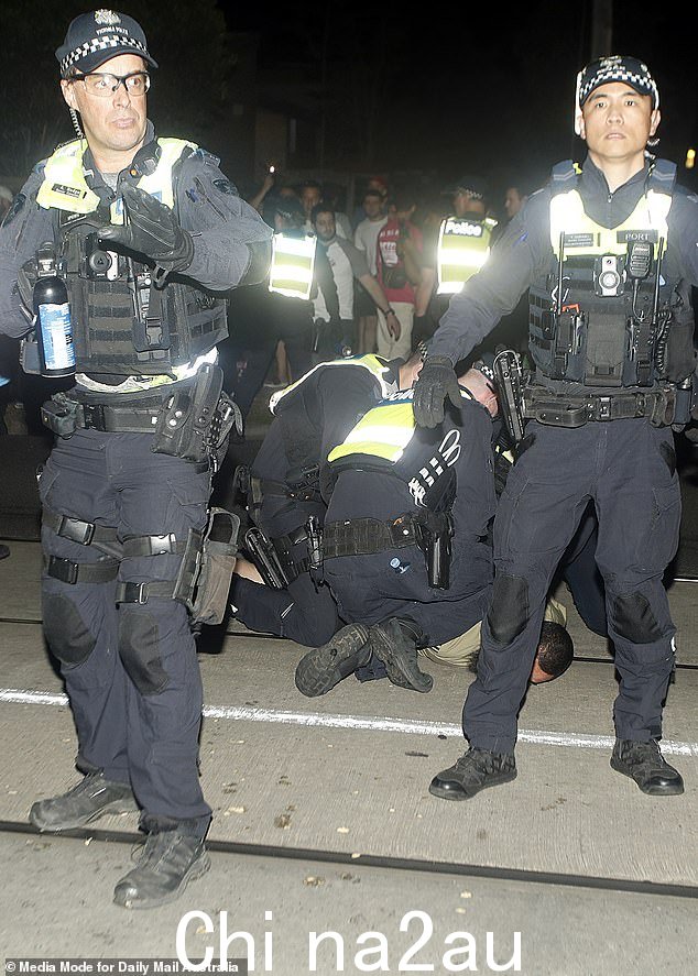 警察在混乱中拘留一名抗议者