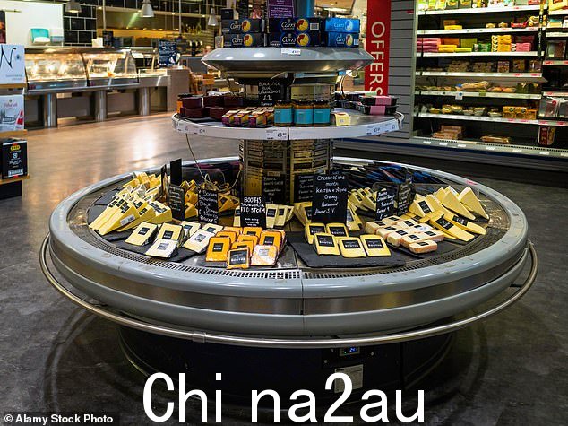 北约克郡里彭 Booths 商店的自助奶酪柜台展示