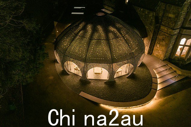 它是由 Sanderson Sculpture、Mark Wray Architects 和 Fold for Plas Glyn-y-Weddw 设计的