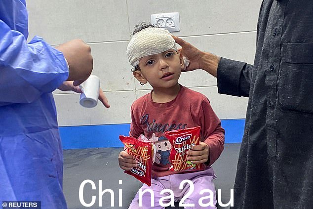 巴勒斯坦女孩奥尔欣·阿尔达亚 (Orheen Al-Dayah) 在哈马斯和以色列之间持续的冲突中,在以色列的一次袭击中额头受伤,她在谢法 (Al Shifa) 接受了无麻醉缝合伤口后得到的援助Hospital