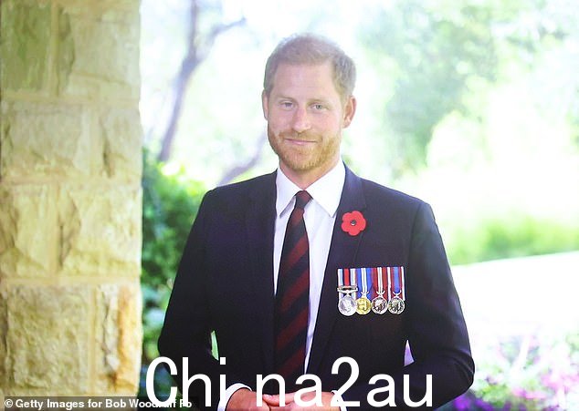 本周,哈里王子在纽约举行的一年一度的“为英雄挺身而出”慈善活动中佩戴奖牌,以帮助为美国退伍军人及其家人筹集资金