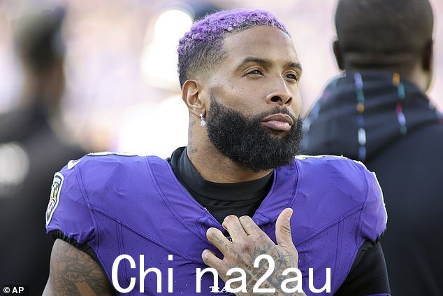 Locks:他的头发也获得了另一分,从标志性的褪色仿鹰发型到染成白金金色的非洲式发型和他最近的紫色发型