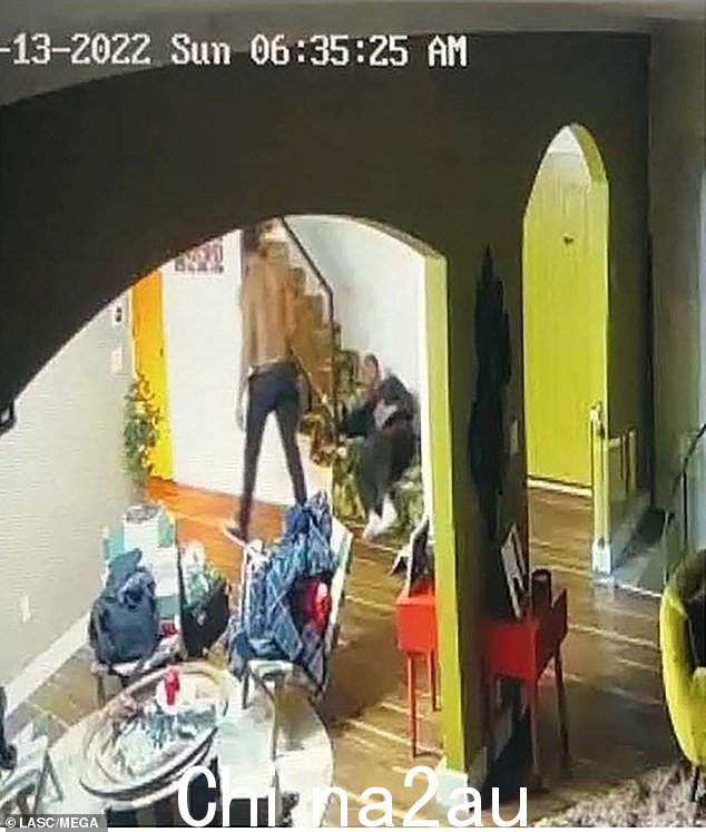 杰克逊从倒地的帕尔默身边走开,文件称