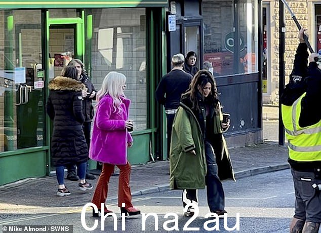 有需要的朋友:在其他照片中,有人发现这位女演员与她的搭档乔安娜·希格森 (Joanna Higson) 一起行走,乔安娜·希格森在该剧中饰演 Sugar