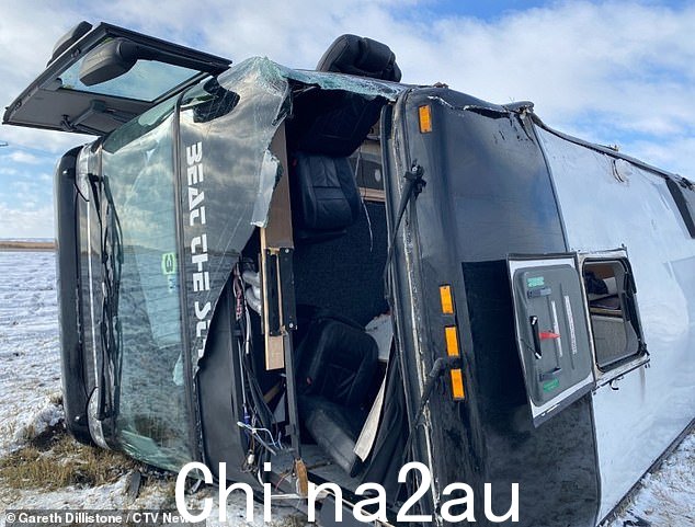 旅游巴士在事故中受损严重,事故发生后在结冰的高速公路旁拍摄到侧面照片