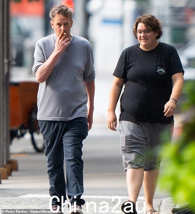 在 2022 年最畅销的回忆录中,马修·佩里 (Matthew Perry) 用笔名“艾琳”(Erin) 提到了一位女性私人助理和“最好的朋友”。现在,这名被认为是“拯救了他的生命”的女人,在他从爆炸的结肠中恢复过来的五个月里,每天晚上都坐在他的床边,这位女士被揭露为摩根·摩西。 (2019 年合照)。