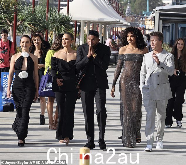 新剧集《海军罪案调查处:悉尼》的演员被发现在周六登上一艘超级游艇。如图,从左到右:Mavournee Hazel、Tuuli Narkle、Sean Sagar、Olivia Swann、 Todd Lasance