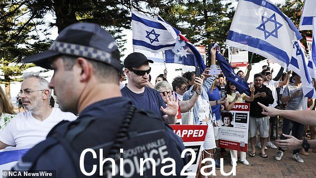 以色列支持者在库吉等待小组