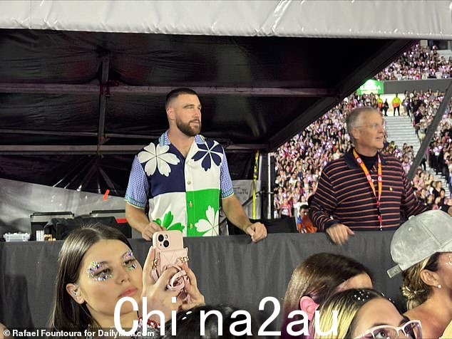 特拉维斯·凯尔斯 (Travis Kelce) 与她父亲一起亮相后让泰勒·斯威夫特 (Taylor Swift) 粉丝疯狂在阿根廷 Eras 巡演的 VIP 帐篷中