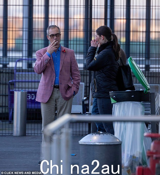 出发:奈杰尔被发现在伦敦希思罗机场的吸烟区抽烟,似乎证实了他在《我是名人》丛林中的出现