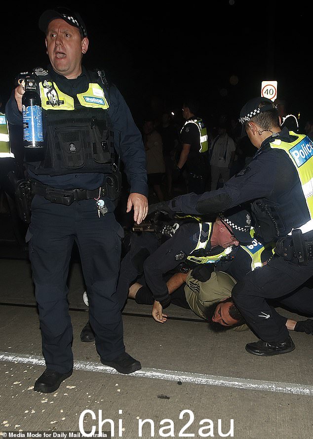 警察手持胡椒喷雾