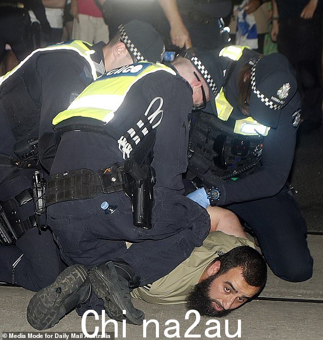 周五晚上在墨尔本考尔菲尔德举行的亲巴勒斯坦集会陷入混乱