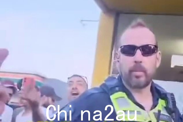 拍摄这段视频的男子说他试图下车,但警察把车门关着,以避免情况发生肢体冲突