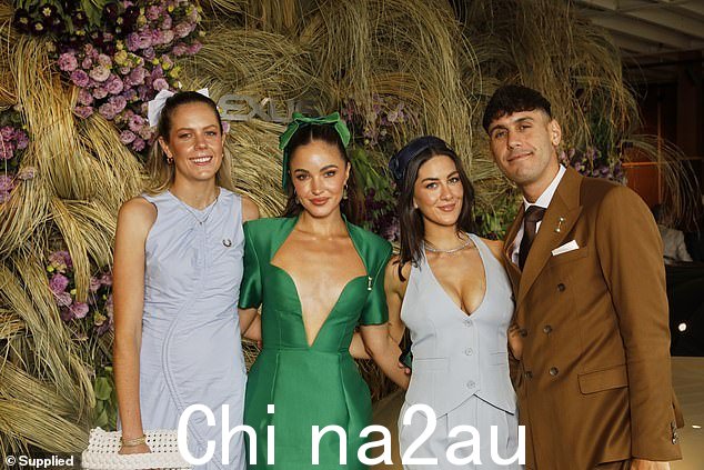 其他嘉宾都穿着华丽的正装,但 Mel C 似乎没有注意到备忘录