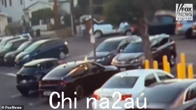 这名男子在袋子的重量下摇摇晃晃,设法把它扔进垃圾箱,然后开车离开。 Sam Haskell IV 于周三上午 11:30 在一家商场被捕