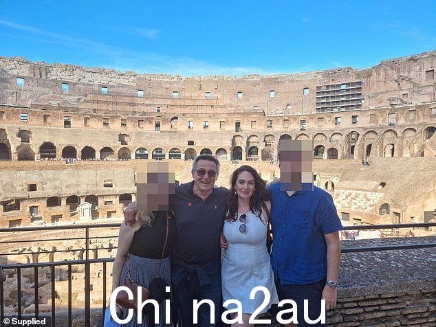 Vlahos 女士在 2022 年前往希腊期间与她的父亲 Chris 合影
