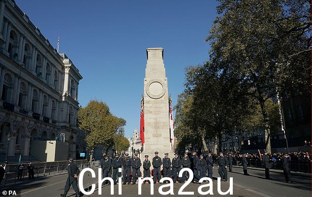 停战日纪念碑纪念仪式后,纪念碑旁的警察