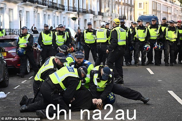 右翼反抗议者在议会广场附近的桥街被警察强迫倒地