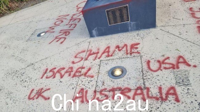 蒙特罗斯战争纪念碑在 2023 年阵亡将士纪念日凌晨遭到破坏。现已清理干净上午 11 点服务之前。图片:提供。