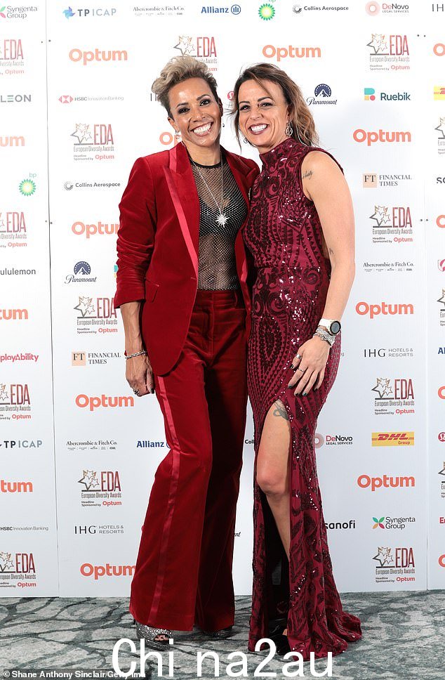 情侣:凯莉·霍尔姆斯 (Kelly Holmes) 和她的女友路易丝·卡伦 (Louise Cullen) 也出席了此次活动