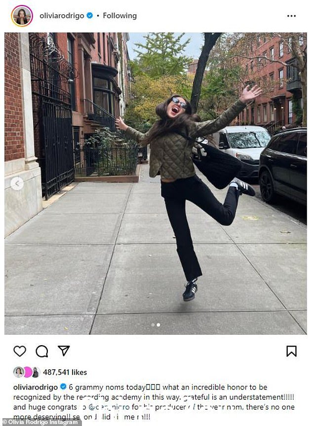 大新闻:同一天,她在 Instagram 上分享了一条自己穿着同样套装的 Instagram 帖子,庆祝她获得即将举行的第 66 届年度格莱美奖的六项提名