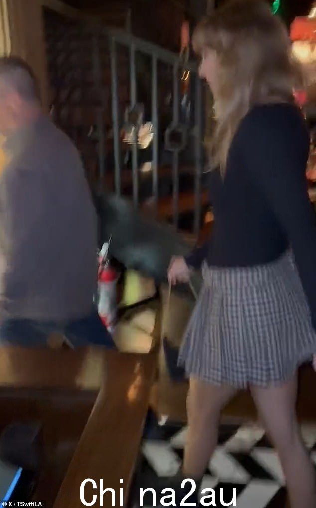 泰勒·斯威夫特 (Taylor Swift) 和特拉维斯·凯尔斯 (Travis Kelce) 被发现与这位歌手 71 岁的父亲斯科特·斯威夫特 (Scott Swift) 在一起,后者飞往阿根廷支持女儿参加国际 Eras 巡演