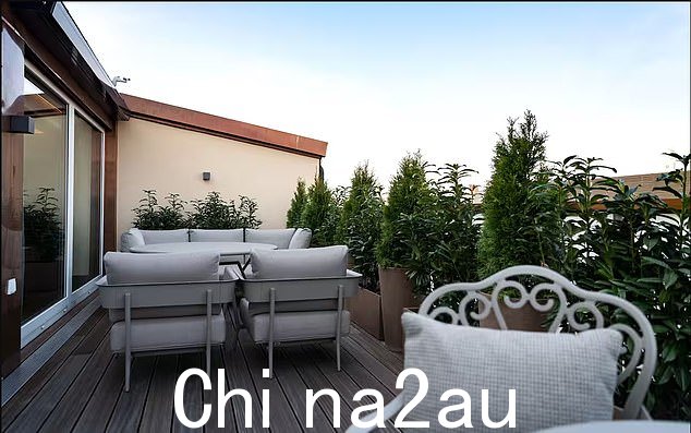 他的酒店拥有令人印象深刻的景观,俯瞰当地区域及其所在位置
