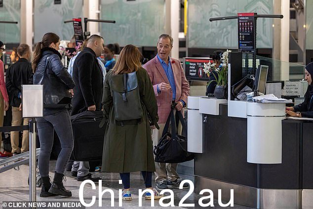 签到:奈杰尔和其他几个人一起在签到台