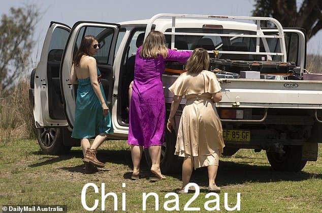 图为:周日下午 Barnaby Joyce 和 Vikki Campion 婚礼上的宾客