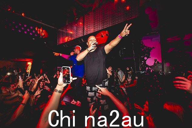 这位美国演员兼作曲家的配饰很简单,手腕上戴着一个简单的棕色手镯