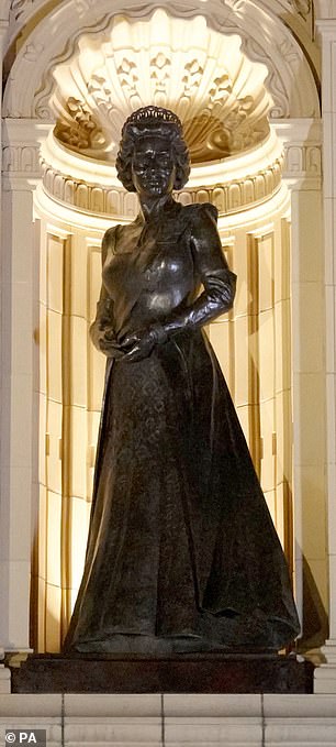 伊丽莎白女王的雕像查尔斯国王揭幕的 eth II
