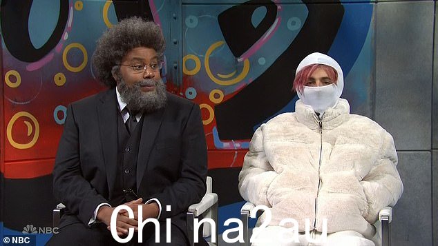 开始强劲:节目的第一个草图发生在嘻哈博物馆,在此期间 Chalamet 描绘了粉红色头发的说唱歌手 Smokecheddadaa**getta