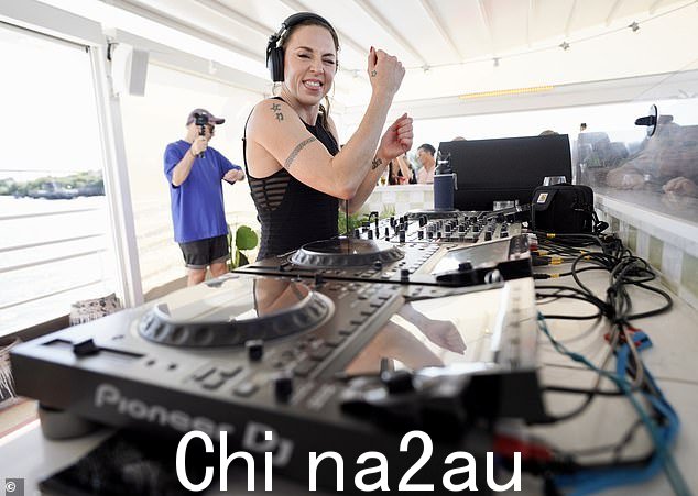 这位 49 岁的女士穿着透明镶片紧身超迷你连衣裙,下身穿着黑色紧身衣,引人注目