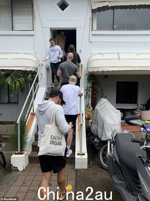 住房危机正在伤害更多的借款人和租房者,因为移民速度超过了建筑活动(图为悉尼东部 Bondi 的租房队列)