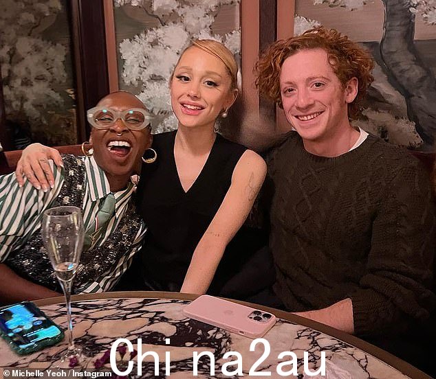 Ariana Grande 和 Ethan Slater 三月与歌手辛西娅·埃里沃 (Cynthia Erivo,左) 共进晚餐